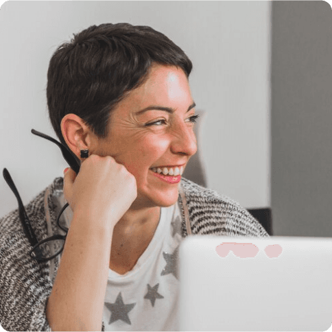 Mulher sorrindo e olhando pro lado